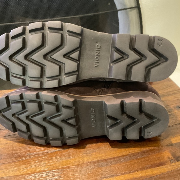 VIONIC Chocolate Ganache Lani II Suede Boots size 7.5 - Picture 7 of 8